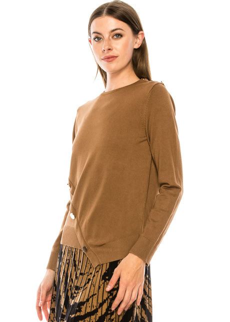 Button decor basic sweater in camel