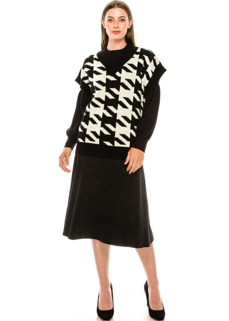 V-neck knitted vest in black