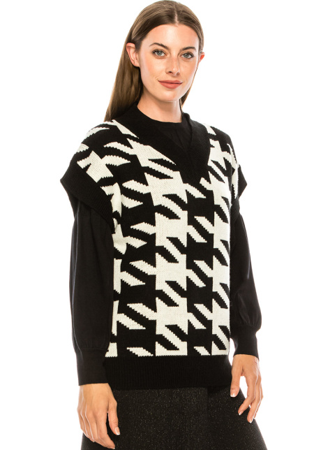 V-neck knitted vest in black