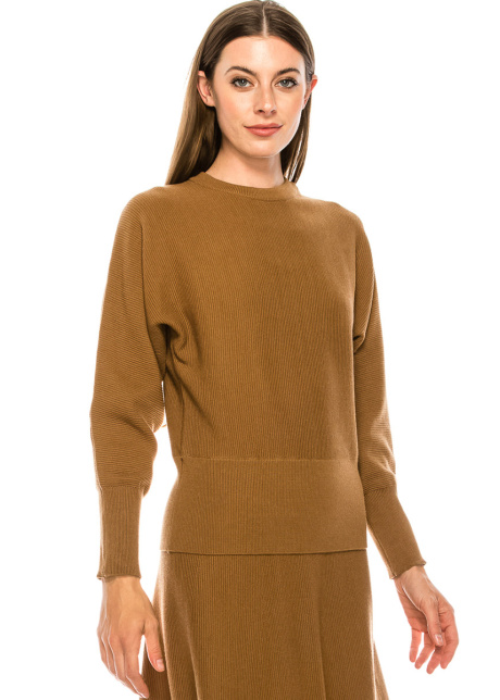 Slim sweater with voluminous sleeves in camel