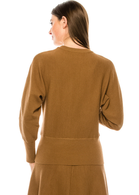 Slim sweater with voluminous sleeves in camel