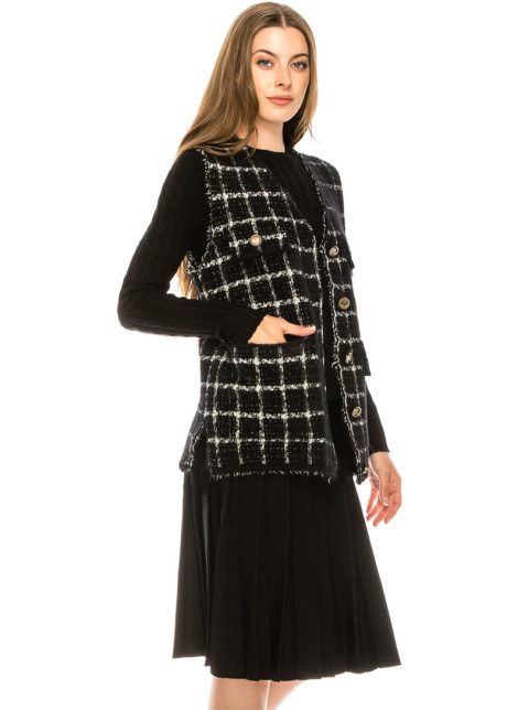 Buttoned checkered vest in black and white