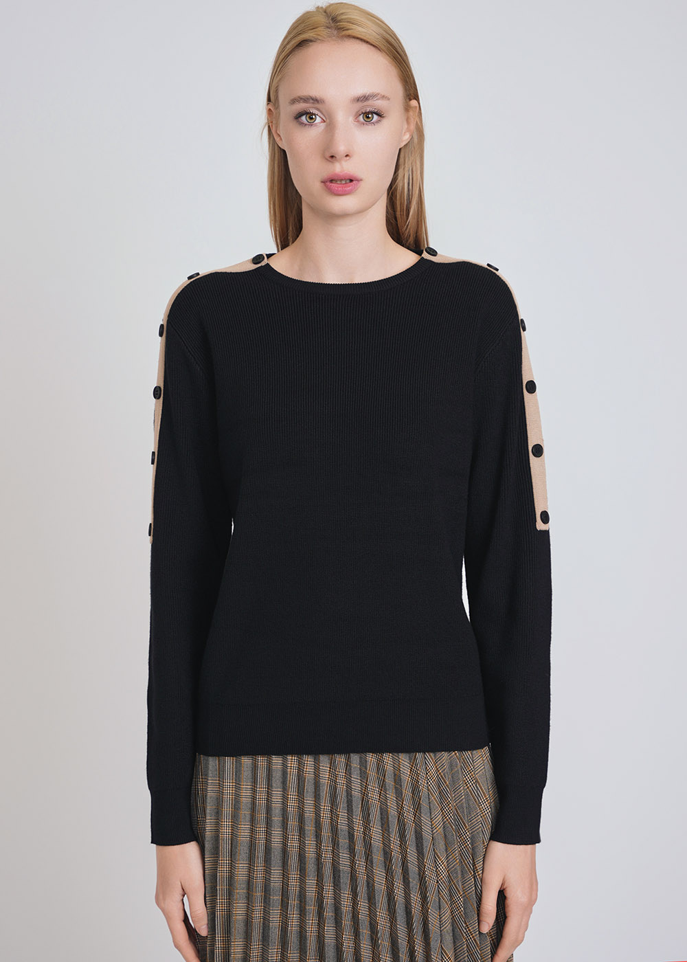 Trendy Black Sweater: Knit Texture & Sleeve Buttons