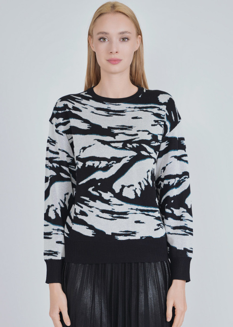 B/W Knit Top with Distinctive Abstract Touch