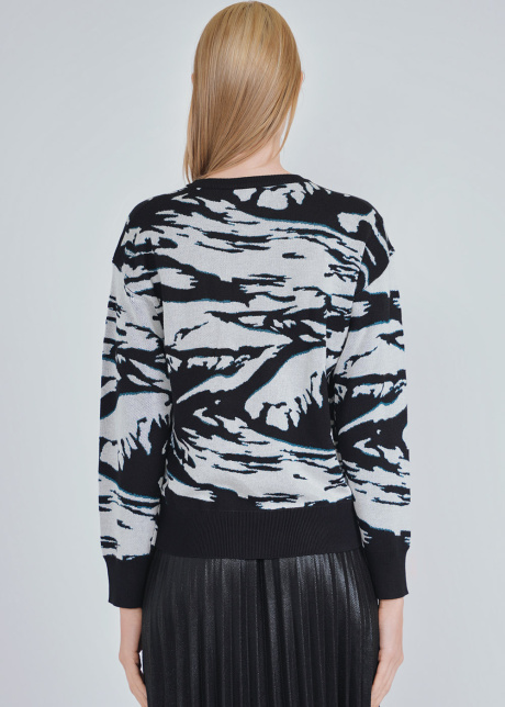 B/W Knit Top with Distinctive Abstract Touch