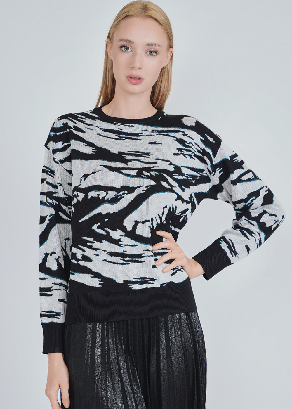 B/W Knit Top with Distinctive Abstract Touch