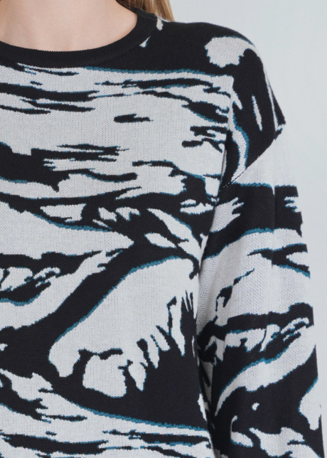 B/W Knit Top with Distinctive Abstract Touch
