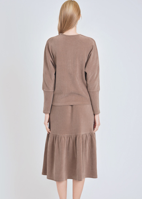 Ribbed Camel Long Sleeve Tee: Timeless Comfort