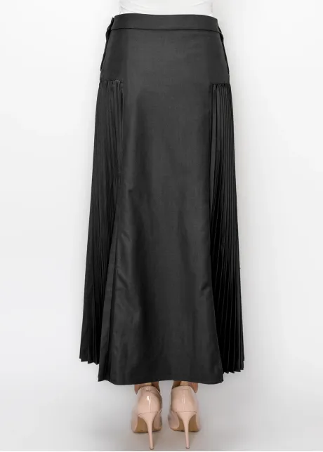 Button Detail Pleated Skirt in Black