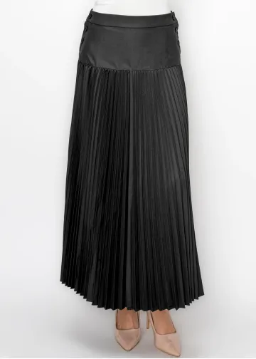 Button Detail Pleated Skirt in Black