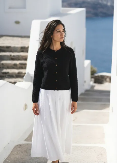 Simple Contrast Outfit in Black and White