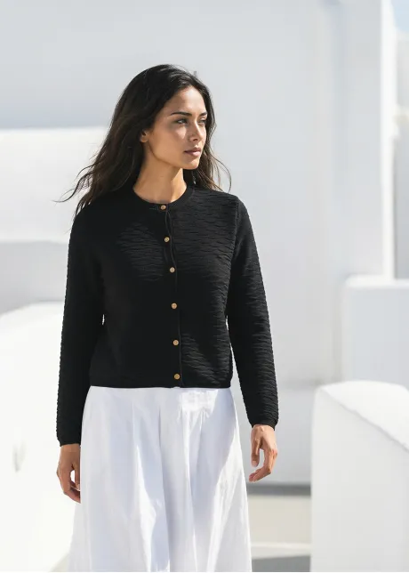 Simple Contrast Outfit in Black and White