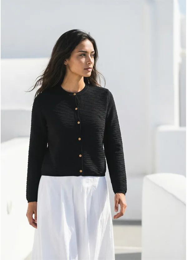 Simple Contrast Outfit in Black and White