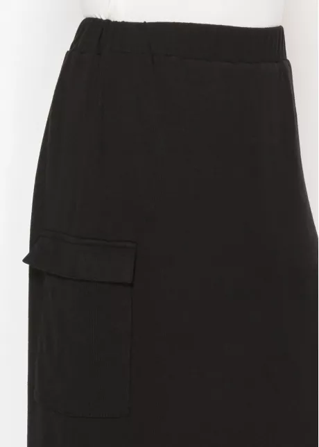 Effortless Black Knit Skirt with Pockets