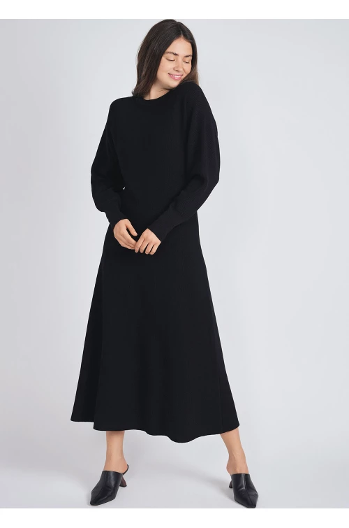 Sleek Black Dress in Ribbed Knit Design