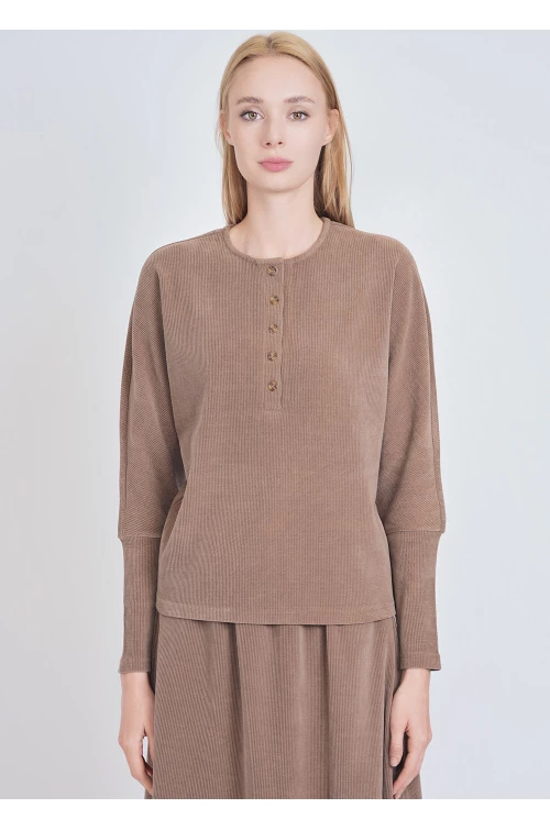 Ribbed Camel Long Sleeve Tee: Timeless Comfort