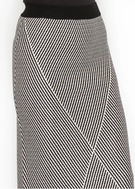 Graphic Black and White Knit Skirt